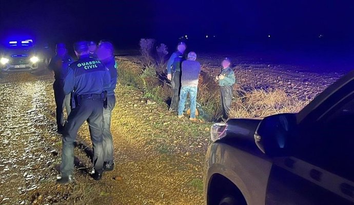 Agentes de la Guardia Civil con el anciano.