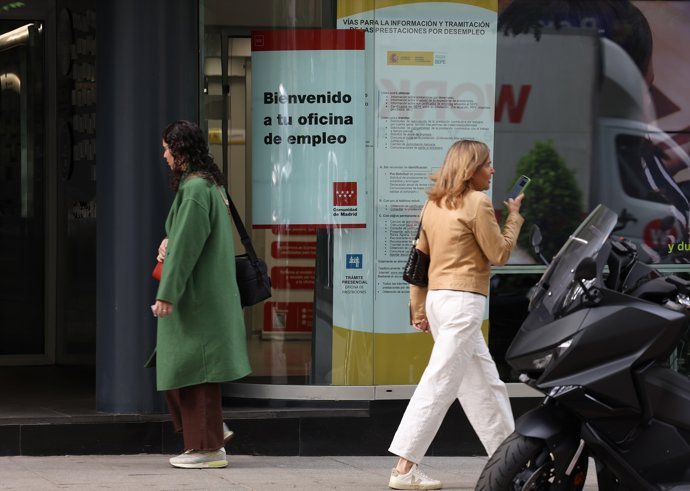 Una persona pasa por delante de una Oficina de Empleo