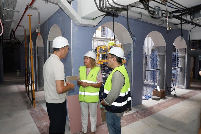 La alcaldesa de Marbella (Málaga), Ángeles Muñoz, visita las obras de remodelación de la Casa Consistorial