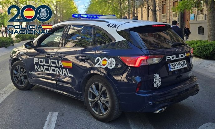 La Policía Nacional en Granada ha esclarecido dos delitos de hurto y ha detenido a sus presuntos responsables. Uno robó en un hipermercado y escapó a la carrera; y otro robó un patinete a un repartidor que entregaba un pedido a domicilio.