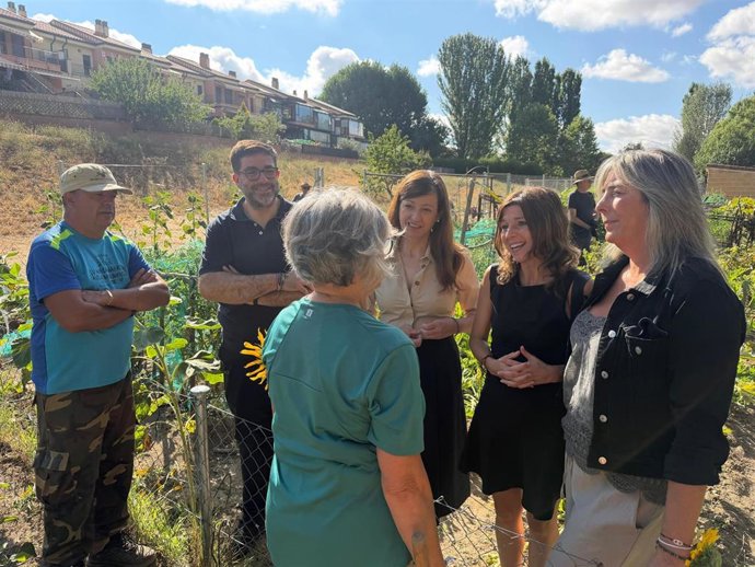 El alcalde, Jesús Manuel Sánchez Cabrera, durante su visita a los huertos.