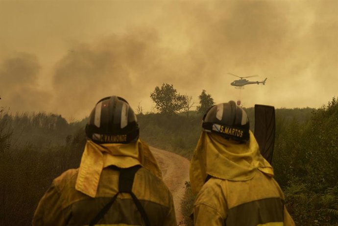 Archivo - Extinción del fuego en la carretera de acceso a la población de Cualedro, a 15 de agosto de 2025, en Cualedro, Monterrei, Ourense