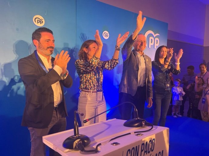 Archivo - El alcalde y candidato del PP a la reelección, Francisco de la Torre, junto con Carmona, Navarro y Pérez de Siles