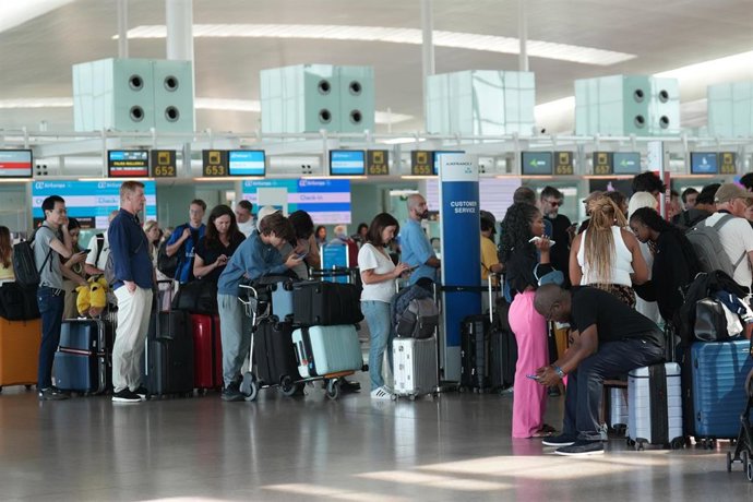 Decenas de personas en colas ocasionadas por la huelga de trabajadores de  handling, en el Aeropuerto de Barcelona