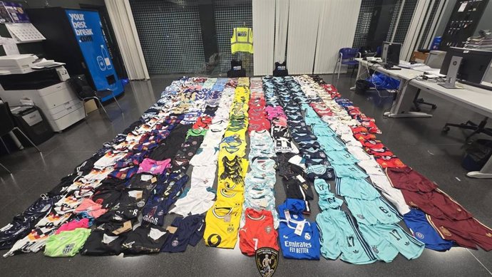 Intervienen más de 474 camisetas de fútbol falsas en Playa de Palma.