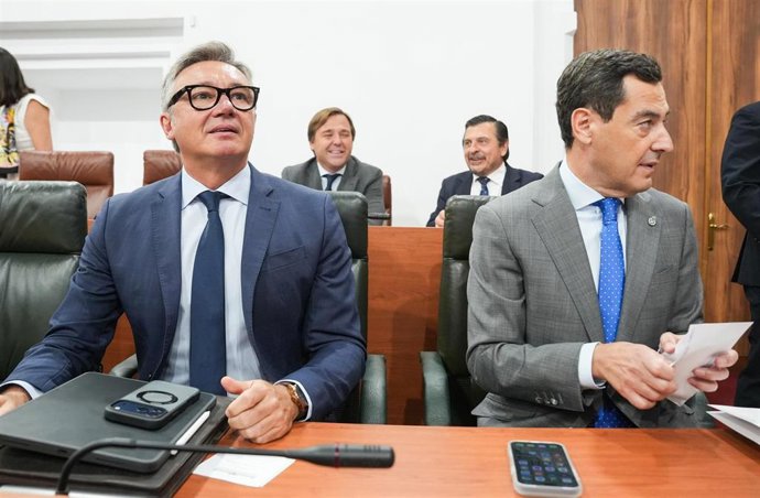 El presidente de la Junta de Andalucía, Juanma Moreno, junto al vicepresidente segundo y consejero de Turismo, Justicia, Desregulación y Administración local, Manuel Gavira, al inicio del pleno del parlamento andaluz. Imagen de archivo.