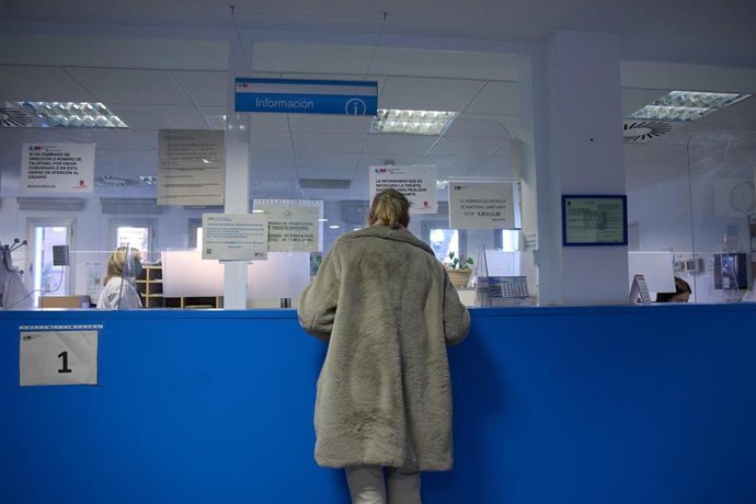 Archivo - Mujer en el mostrador de un centro de salud.
