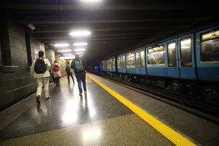 Santiago 7 de julio 2025.  El Metro de Santiago es el ferrocarril metropolitano cuya red cubre parte de la capital de Chile. Este sistema de transporte es administrado por la empresa de capitales estatales Metro S.A..  Javier Salvo/Aton Chile