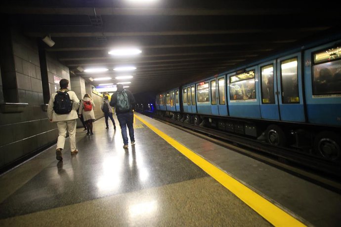 Santiago 7 de julio 2025.  El Metro de Santiago es el ferrocarril metropolitano cuya red cubre parte de la capital de Chile. Este sistema de transporte es administrado por la empresa de capitales estatales Metro S.A..  Javier Salvo/Aton Chile