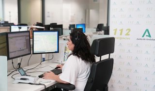 Archivo - Una operadora en la sala regional de 112 Andalucía.