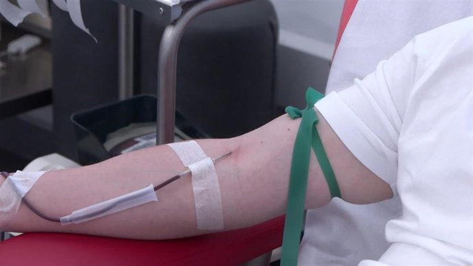 Archivo - Joven donando sangre