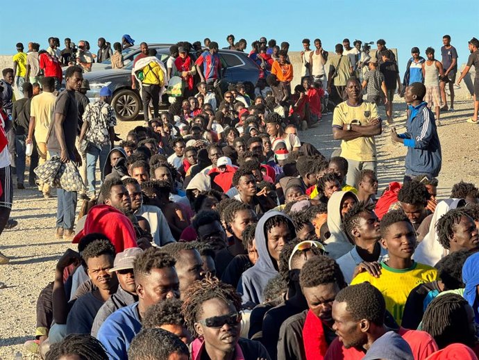 Cruz Roja y la organización Sur Sur reparten alimentos básicos, a 3 de agosto de 2026, en Ceuta (España). La ONG ceutí Luna Blanca ha repartido en los últimos días más de 12.000 comidas entre las personas migrantes que accedieron a la ciudad durante la en