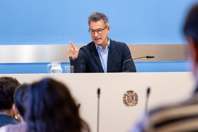 El consejero municipal de Urbanismo, Infraestructuras, Energía y Vivienda, Víctor Serrano, en rueda de prensa.