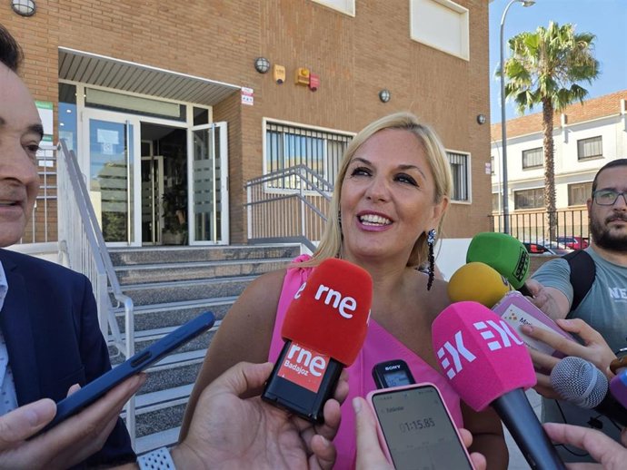 La consejera de Hacienda, Elena Manzano, atiende a los medios en Badajoz