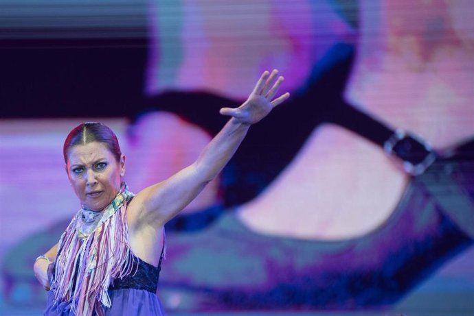 Archivo - La bailaora y coreógrafa Sara Baras durante una actuación, en el paseo de Gràcia, a 20 de octubre de 2024, en Barcelona, Catalunya (España). 
