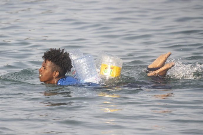 Un migrante intenta cruzar a España desde Marruecos, a 31 de julio de 2026, en Ceuta (España). 