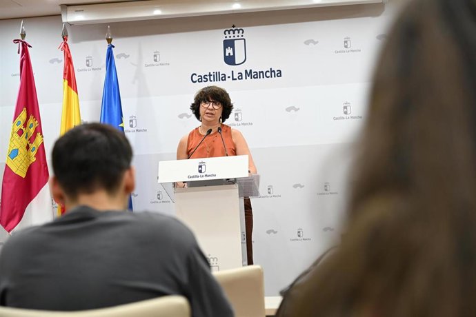La directora general de Empleo de Castilla-La Mancha, Elena García Zalve, en rueda de prensa.