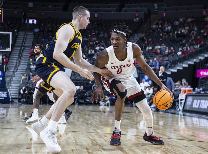 Archivo - March 09 2022 Las Vegas, NV, U.S.A. Washington State forward Efe Abogidi (0) goes to the hoop during the NCAA Pac 12 Men's Basketball Tournament First Round game between California Golden Bears and the Washington State Cougars. Washington State 
