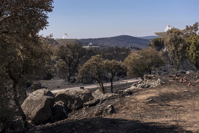 Terreno quemado junto al complejo de la NASA, a 2 de agosto de 2026, en Robledo de Chavela, Madrid (España). La NASA ha confirmado que no ha detectado daños estructurales "significativos" en las antenas o edificios de su complejo en Robledo de Chavela por
