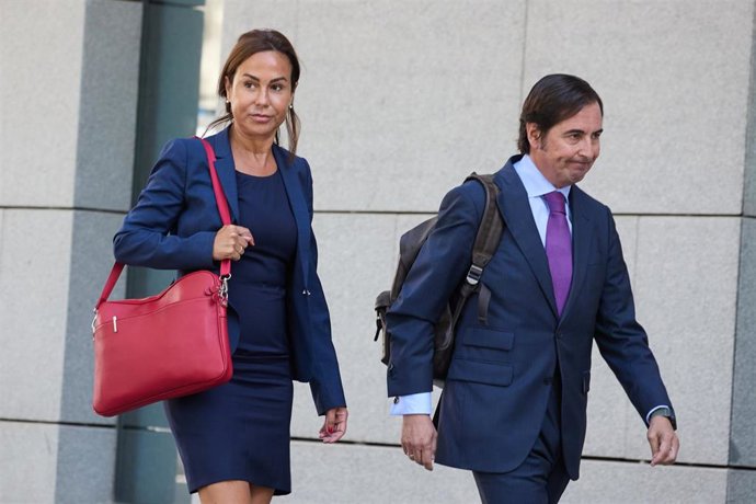Archivo - La ex presidenta de Adif, Isabel Pardo de Vera (i), a su llegada a declarar como imputada por el ‘caso Koldo’ en la Audiencia Nacional (AN), a 21 de julio de 2025, en Madrid (España).
