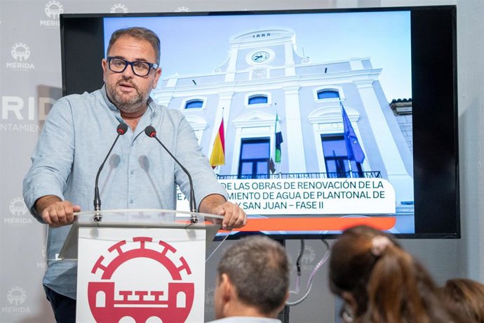 El alcalde de Mérida, Antonio Rodríguez Osuna, en una rueda de prensa.