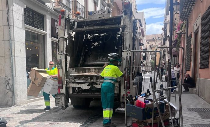 Archivo - Recogida de basuras en la calle San Jerónimo en Granada.