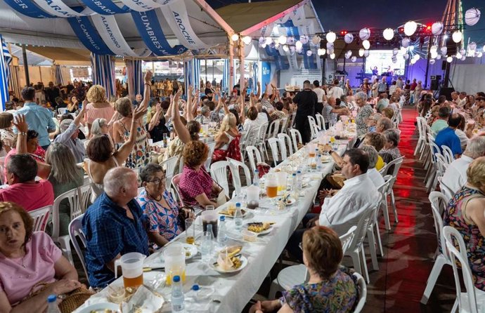 Vecinos de municipios de Huelva en la caseta de Diputación durante las Fiestas Colombinas.
