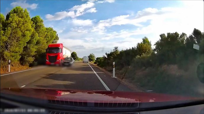 Adelantamiento temerario de un turismo en la carretera A-124.