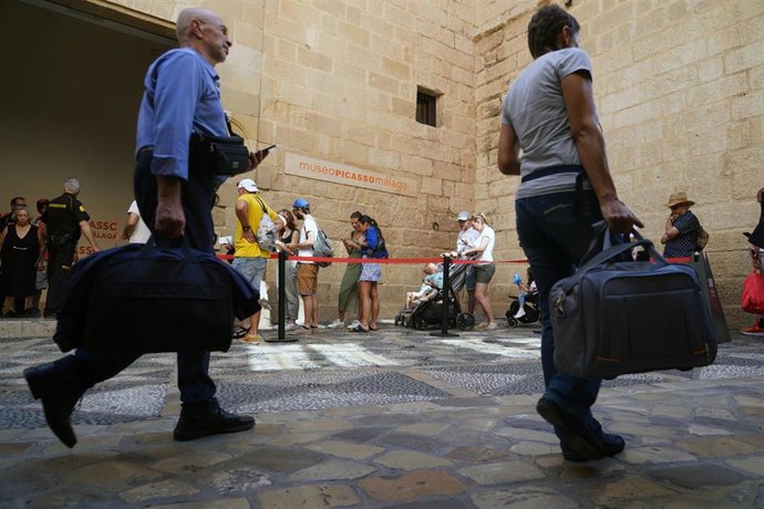 Archivo - Imagen de archivo de turistas en Málaga capital.