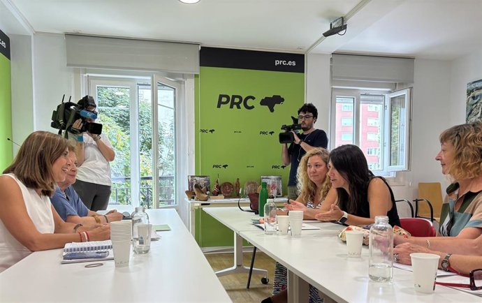 La diputada y candidata a la Presidencia por el PRC, Paula Fernández Viaña, se reúne con miembros de la Junta de Personal Docente no Universitario de Cantabria.