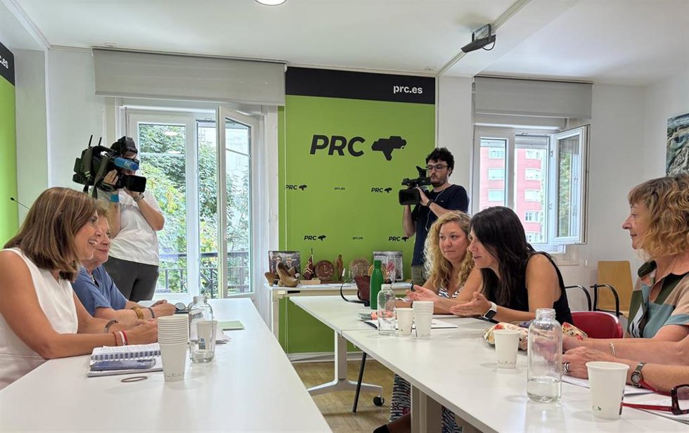 La diputada y candidata a la Presidencia por el PRC, Paula Fernández Viaña, se reúne con miembros de la Junta de Personal Docente no Universitario de Cantabria.