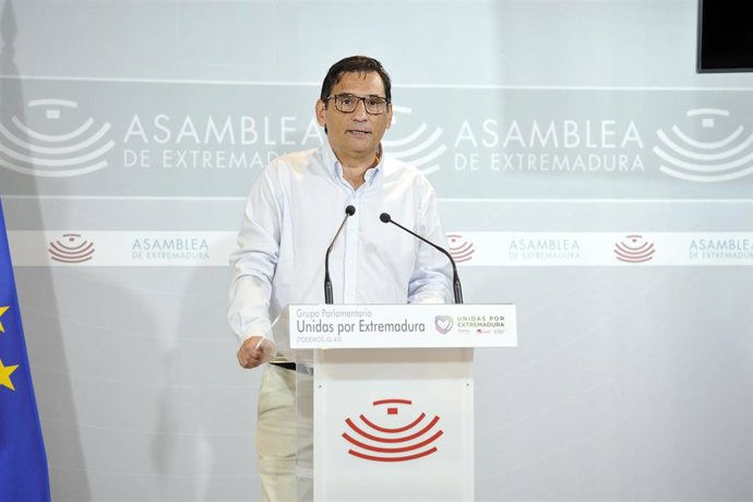 El diputado de Unidas por Extremadura en la Asamblea José Francisco Llera en rueda de prensa