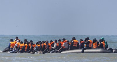 Rescatan a más de 150 migrantes en aguas del Canal de la Mancha tras incendiarse una embarcación