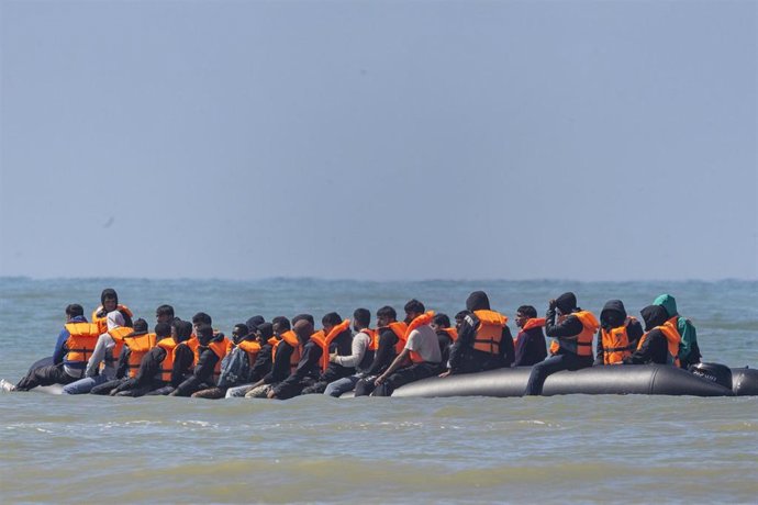 Un bote inflable con migrantes a bordo en aguas francesas