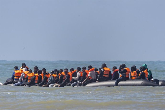 28 de julho de 2026, Hardelot, França: Hardelot, França. Migrantes são vistos a bordo de um bote inflável enquanto tentam atravessar o Canal da Mancha perto de Hardelot-Plage, no norte da França. Imagem: 1119283690, Licença: Direitos gerenciados, Restriçõ