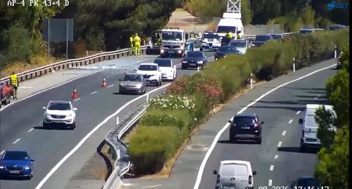 Imagen de la DGT del camión que ha perdido la carga de vidrio en la AP-4