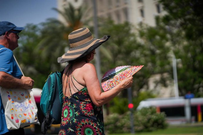Archivo - Una mujer con abanico y sombrero. A 20 de junio de 2026, en Sevilla (Andalucía, España).