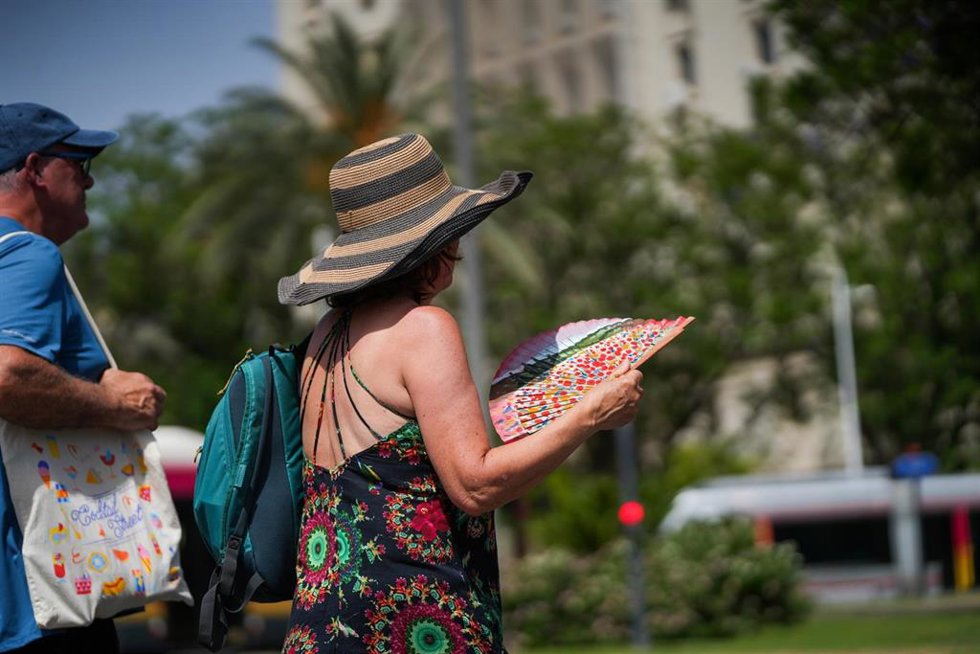 Archivo - Una mujer con abanico y sombrero. A 20 de junio de 2026, en Sevilla (Andalucía, España).