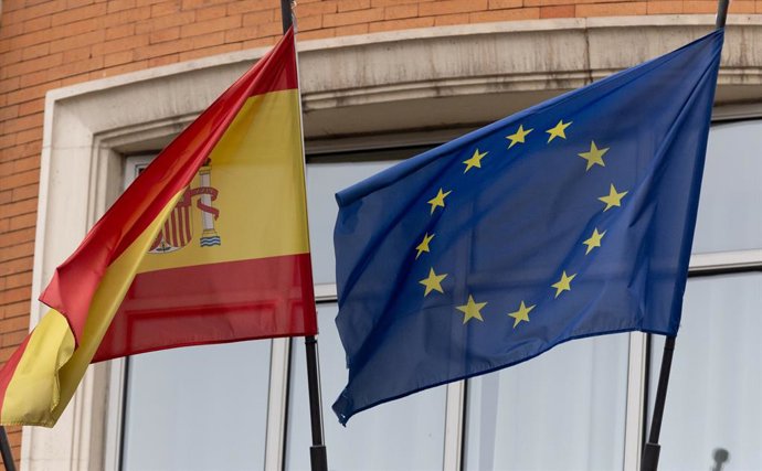 Archivo - Arquivo - Uma bandeira da União Europeia ao lado de uma bandeira da Espanha, em 3 de janeiro de 2024, em Madri (Espanha). A bandeira da União Europeia é composta por 12 estrelas amarelas dispostas em círculo sobre um fundo azul. As estrelas repr