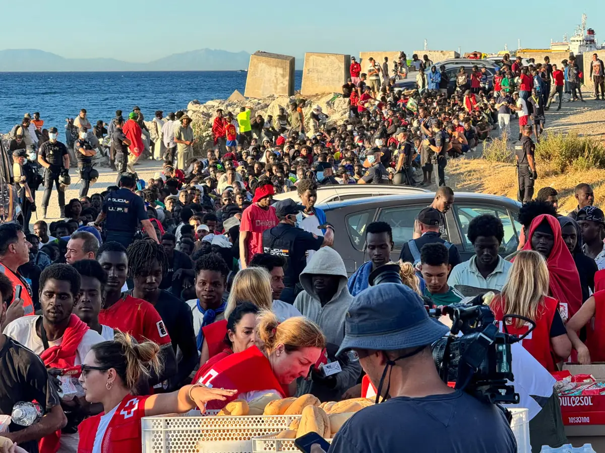 Cruz Roja y organización Sur Sur repartiendo alimentos básicos en Ceuta