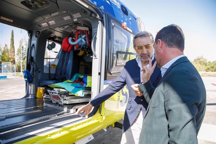 El consejero de Sanidad de Castilla-La Mancha, Jesús Fernández Sanz, en su visita a los helicópteros medicalizados.