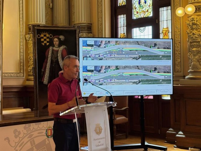 El concejal de Urbanismo y Vivienda, José Ignacio Zarandona, en la rueda de prensa sobre el desarrollo de las obras en  el Camino Viejo de Simancas.