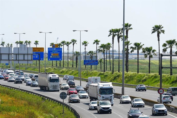 Archivo - Vehículos circulan en la salida de Sevilla hacia la costa. A 11 de abril de 2025 en Sevilla, Andalucía (España). Imagen de archivo.