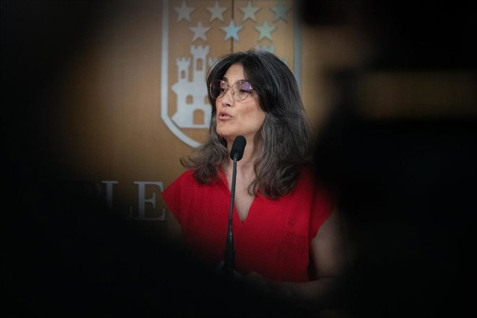 Archivo - La portavoz de Más Madrid en la Asamblea de Madrid, Manuela Bergerot (i), tars un pleno en la Asamblea de Madrid, a 4 de junio de 2026, en Madrid (España).  