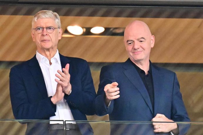 Archivo - El presidente de la FIFA, Gianni Infantino (derecha), y el director de Desarrollo Global de Fútbol del organismo, Arsène Wenger, en la Eurocopa femenina de 2025. 