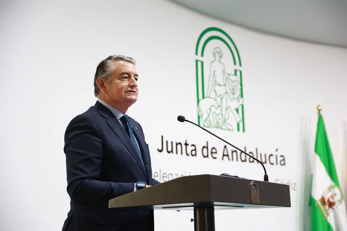 O primeiro vice-presidente e secretário de Presidência, Saúde e Emergências, Antonio Sanz, discursa durante a cerimônia de posse dos delegados territoriais de Cádiz. Em 30 de julho de 2026, em Cádiz (Andaluzia, Espanha). O primeiro vice-presidente e sec