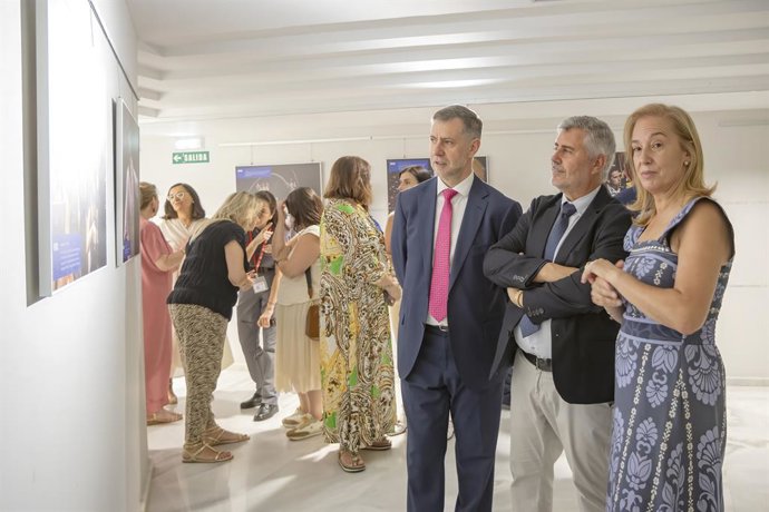 Un total de 25 fotografías repasan en una exposición los 75 años del FIS