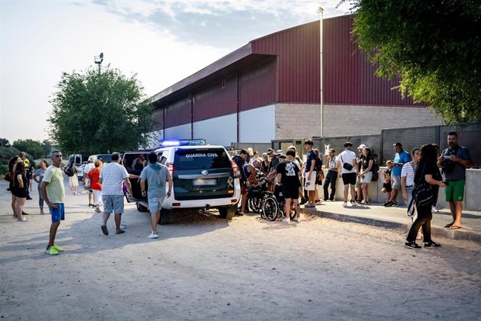 Varias personas desalojadas del municipio de Aldea del Fresno llegan al polideportivo de Villamanta, a 23 de julio de 2026, en Villamanta, Madrid (España).