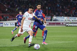 Futbol, Universidad de Chile vs Union San Felipe Fecha 4, Copa Chile 2026. El jugador de Universidad de Chile Juan Martin Lucero, derecha, disputa el balon con Mariano Galleguillos de Union San Felipe durante un partido de Copa Chile realizado en el