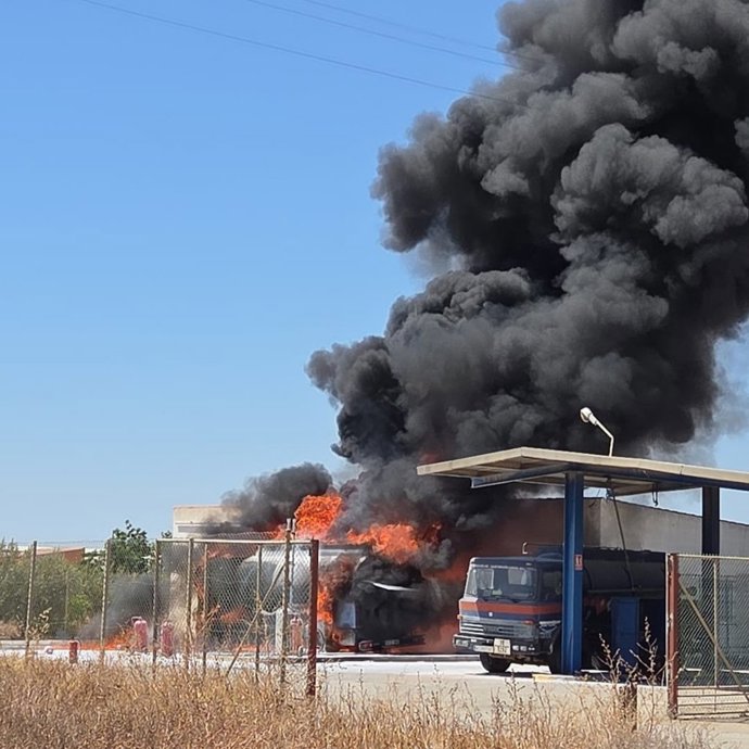 Arde un camión cisterna de gasóleo en una gasolinera de Fuente Álamo y el '1-1-2' ordena evacuar la zona
